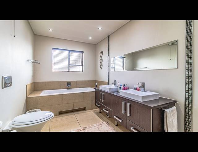 4 BEDROOM HOUSE FOR SALE IN DOWERGLEN EXT 5